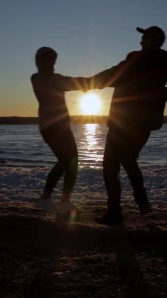 Gün Batımında Deniz Kıyısında Dönen Çekici Erkek Kadın Birbirine Aşık — Stok video