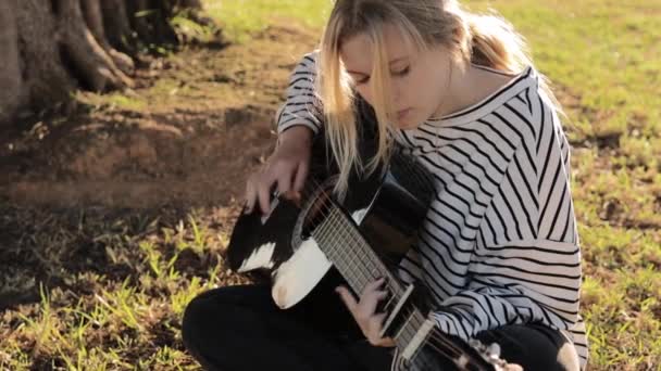 Vidéo Met Valeur Talent Musical Une Adolescente Qui Trouve Paix — Video