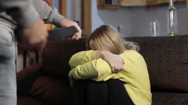 벨트를 남자는 가족을 모욕한다 가정폭력입니다 남편은 아내를 억압합니다 신체적 폭력입니다 — 비디오