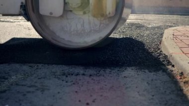 Residential Caddesi 'ndeki Paving Yolu. Asfalt döşeme. Yol yapım asfalt kaldırım taşları yeni bir asfalt katmanı oluşturuyor. Yol silindirleri yeni bir yola çıkıyor. Ağır makineler. Yüksek kaliteli FullHD görüntüler