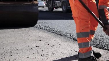 Yol tamiri. Asfalt döşeme. Tekerlek yeni bırakılmış asfaltı düzleştiriyor. Endüstriyel Yüksek kaliteli FullHD görüntüler