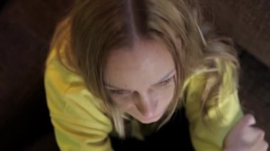 Makyaj sızdıran kadın üzgün oturuyor, aile içi şiddet kavramı. Yüksek kalite 4k görüntü