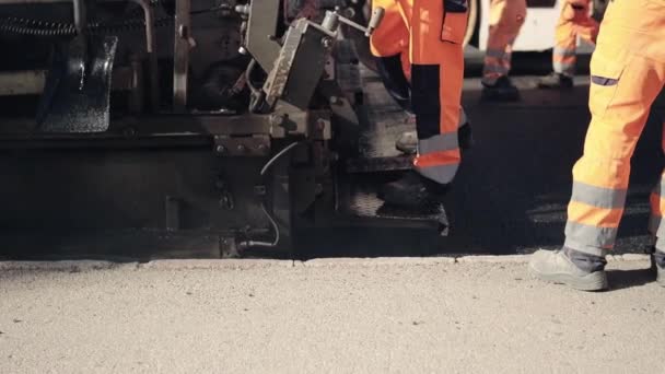 Reparação Estradas Uma Máquina Estrada Coloca Asfalto Rua Uma Equipe — Vídeo de Stock