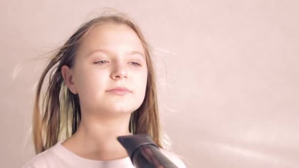 Девочка Подросток Светлыми Волосами Светлом Фоне Высушивает Волосы Закрывая Лицо — стоковое видео