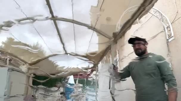 Mann Wäscht Windschutzscheibe Von Auto Mit Druckstrahl Verschwommenes Glas Mit — Stockvideo