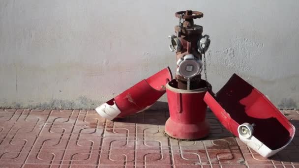 赤い破損した消火栓 高品質のフルHd映像 — ストック動画