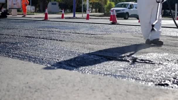 Reparación Carreteras Ciudad Primer Plano Las Piernas Trabajador Traje Blanco — Vídeo de stock