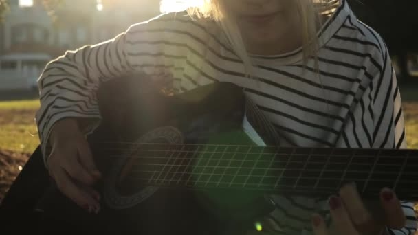 Девочки Подростки Играют Гитаре Парке Девушка Играет Гитаре Зеленом Природном — стоковое видео