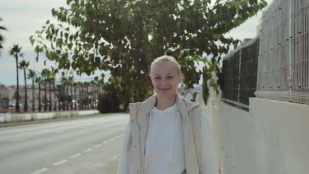 Медленное Движение Привлекательной Блондинки Крупный План Счастливой Улыбающейся Молодой Женщины — стоковое видео