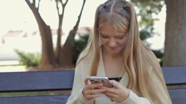 Счастливая Красивая Девочка Подросток Держа Руках Мобильный Телефон Помощью Образовательных — стоковое видео