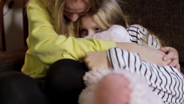 母亲和女儿哭着 拥抱着 酗酒和家庭暴力 高质量的4K镜头 — 图库视频影像
