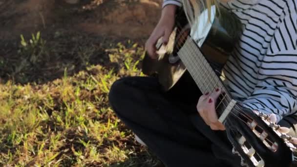 Une Belle Adolescente Assoit Joue Guitare Acoustique Extérieur Sur Terrain — Video
