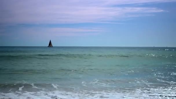 美丽的海景 地平线上有一艘帆船 海浪拍岸 海浪汹涌 高质量的4K镜头 — 图库视频影像