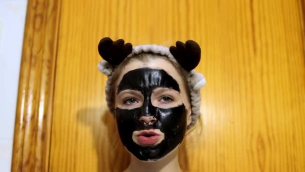 Έφηβο Κορίτσι Γκρο Πλαν Πορτρέτο Ενός Κοριτσιού Μια Μαύρη Μάσκα — Αρχείο Βίντεο