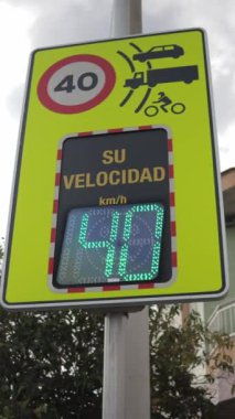 Sürücü geribildirim işareti olarak da bilinen radar hız işareti videosu sürücüleri hız konusunda uyararak yavaşlatmak için tasarlanmış trafik yatıştırıcı cihazlar. dikey video Yüksek kaliteli görüntüler