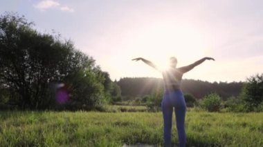 Ayrıca sabahları dağlık arazide çim biçme egzersizleri yapan cüsseli bir kadın. Yavaş çekim videosu. Yüksek kaliteli FullHD görüntüler