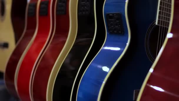 Kytara Obchod Barevné Akustické Kytary Těla Řadě Různých Barev Zavřít — Stock video