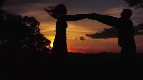 Silueta Puesta Sol Pareja Bailando Naturaleza Amor Felicidad Para Romance — Vídeos de Stock