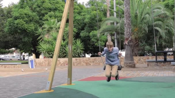 Ein Kind Lacht Und Lächelt Beim Spielen Stadtpark Ein Fröhliches — Stockvideo