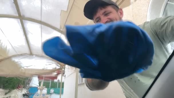 Glücklicher Mann Der Autoscheibe Mit Blauer Mikrofaser Wäscht Schließen Sie — Stockvideo