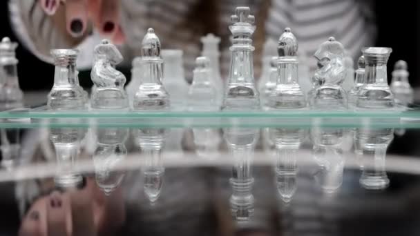 극적인 체스를 배경에있는 소녀는 행동하는 방법에 생각하고있다 유리제 체스를 고품질 — 비디오