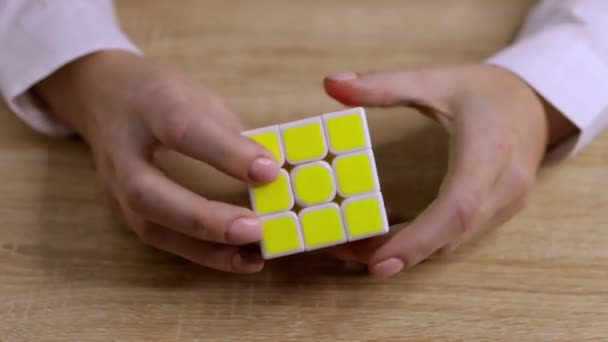 Egy Fehér Inges Egy Hajtogatott Rubik Kockát Tart Női Kezekben — Stock videók