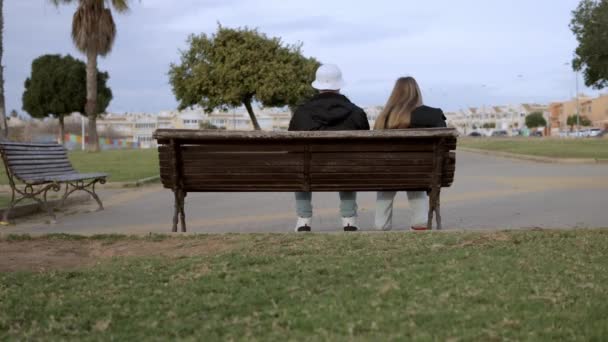 Hombre Una Chica Están Sentados Banco Parque Hombre Dejando Niña — Vídeo de stock