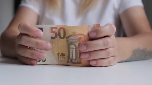 Дівчина Білій Футболці Розтягує Руку Вперед Тримаючи Руці Банкноти Євро — стокове відео