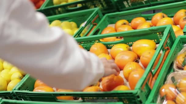 Vrouw Hand Kopen Persimmon Vers Kaki Fruit Heerlijke Rauwe Smakelijke — Stockvideo