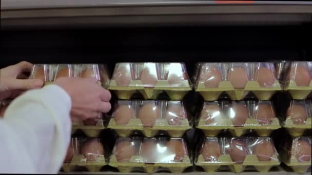 Close Uma Jovem Mulher Tomando Ovos Uma Caixa Uma Prateleira — Vídeo de Stock