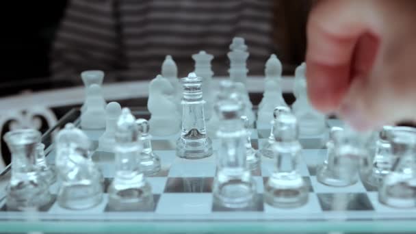 Κοντινό Πλάνο Της Σκακιέρας Γυάλινες Φιγούρες Κατά Διάρκεια Του Παιχνιδιού — Αρχείο Βίντεο