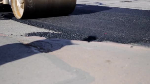 ロードローラーは新しい道を走る ロードウェイの修理 重機について 道路建設現場のアスファルト舗装機 レジデンシャルストリートの道路舗装 アスファルトの敷設 高品質のフルHd映像 — ストック動画