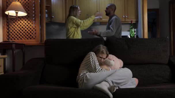 Querelle Familiale Mère Père Hurlant Colère Disputant Maison Étreignant Ours — Video