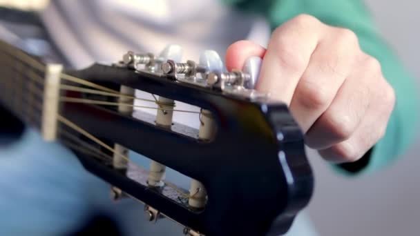 Beau Jeune Homme Accorde Passionnément Guitare Classique Préparant Terrain Pour — Video