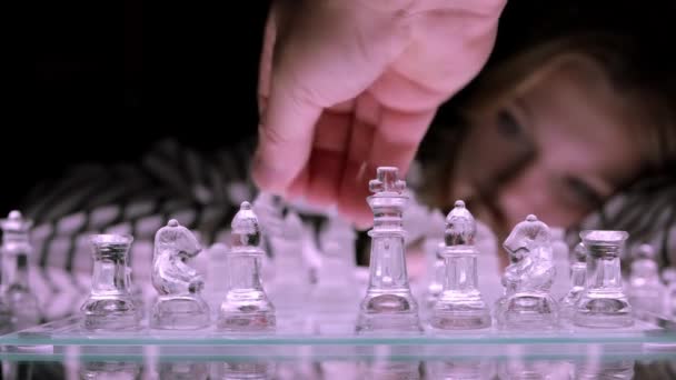 Έφηβος Κορίτσι Παίζει Σκάκι Βράδυ Έννοια Της Πνευματικής Παιχνίδια Υψηλής — Αρχείο Βίντεο