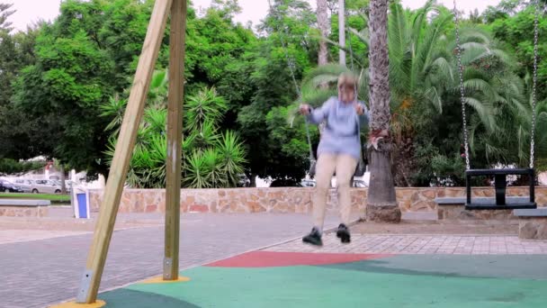 Adolescente Balanço Playground Dia Ensolarado Uma Criança Alegre Voa Para — Vídeo de Stock