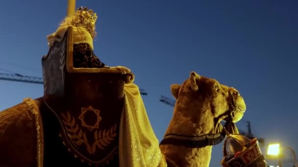 Torrevieja Spanien Januari 2024 Tre Kungarnas Högtid Kungen Rider Kamel — Stockvideo