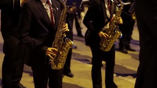 Grupo Pessoas Tocando Saxofone Ternos Pretos Rua Noite Imagens Alta — Vídeo de Stock