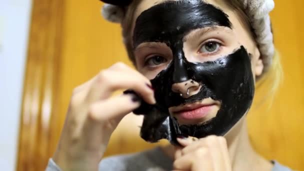 Close Πορτρέτο Της Γυναίκας Δέρμα Ακμής Αφαιρεί Μάσκα Προσώπου Στο — Αρχείο Βίντεο