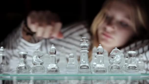Девочка Подросток Играет Шахматы Вечерам Концепция Интеллектуальных Игр Высококачественные Кадры — стоковое видео