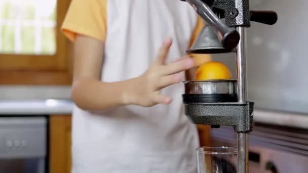 Tonåring Gör Färsk Apelsinjuice Köket Pojken Kramar Citrusjuice Med Speciell — Stockvideo
