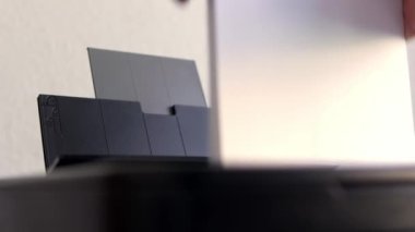 Erkek eli A4 kağıdını lazer yazıcının kapağına koyuyor. Yüksek kalite 4k görüntü