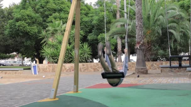 Şehir Parkında Oynarken Bir Çocuk Gülüyor Mutlu Bir Çocuk Parkta — Stok video