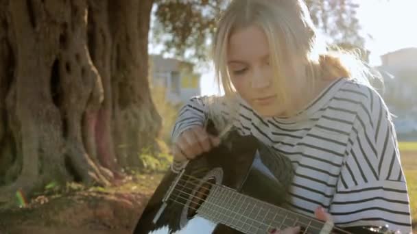 Vidéo Met Valeur Talent Musical Une Adolescente Qui Trouve Paix — Video