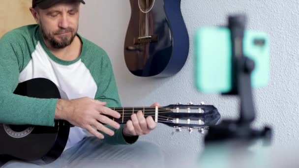 Joven Músico Europeo Enseña Clases Guitarra Línea Vivo Desde Smartphone — Vídeo de stock