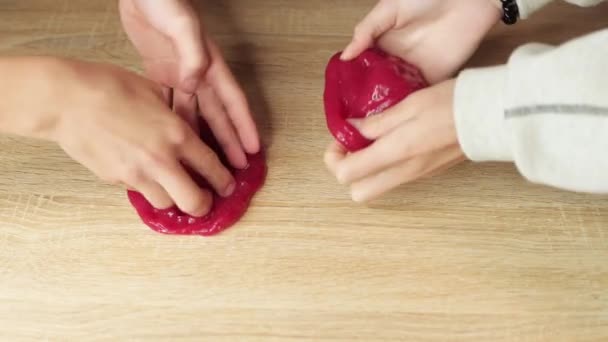 Kinderhanden Spelen Met Gladde Plasticine Kinderen Handen Spelen Met Plakkerig — Stockvideo