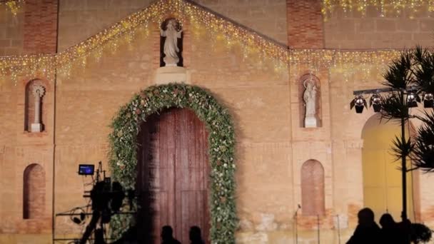 クリスマスに飾られたスペインの都市Torreviejaの美しいヨーロッパの教会 底から上へのビデオ 高品質の4K映像 — ストック動画