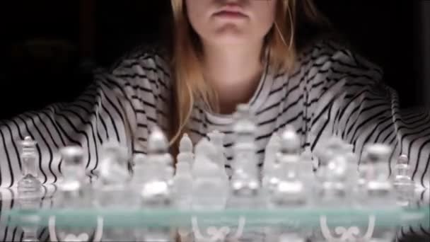 Dramatický Večer Hraje Šachy Dívka Pozadí Přemýšlí Tom Jak Chovat — Stock video