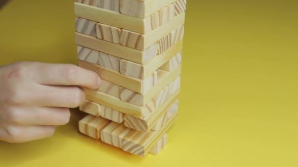 Děti Ruce Zblízka Hrát Deskovou Hru Stavět Cihly Dřevěných Bloků — Stock video