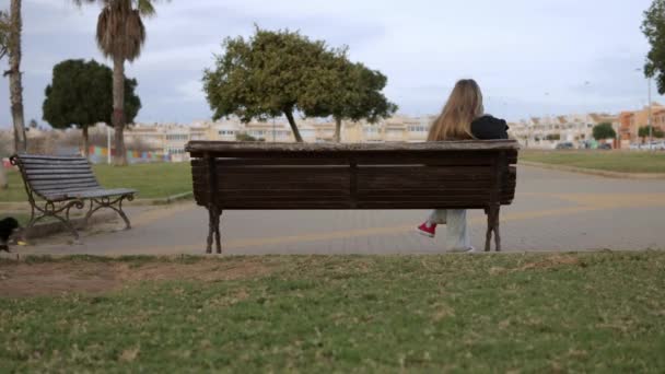Roztomilá Krásná Dívka Sedí Sama Lavičce Městském Veřejném Parku Děvčata — Stock video